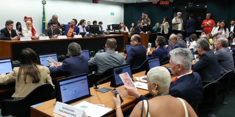 Oposição critica PEC do fim da escala 6×1 durante votação na Comissão