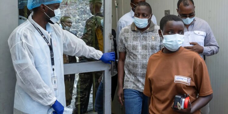 Uganda confirma mais três casos de ebola; total sobe para cinco