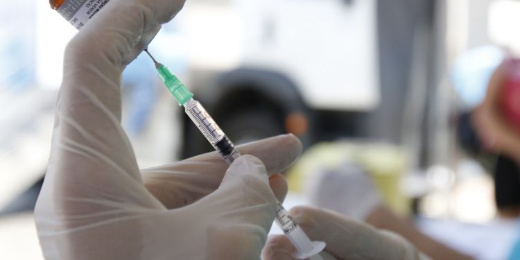 Sarampo: infectologista alerta para vacinação em viagens para a Copa