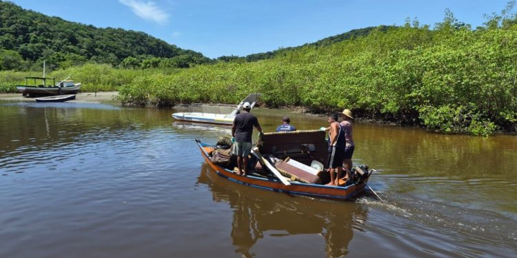 Pescadores retiram quase 24 toneladas de lixo do mar em Ubatuba e São Sebastião, no Litoral Norte de SP