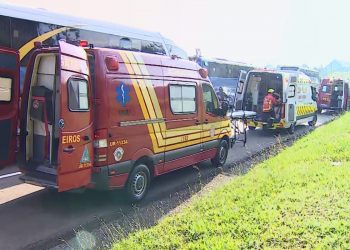 Engavetamento entre dois ônibus e três carros deixa ao menos 10 feridos na Via Dutra, em Caçapava